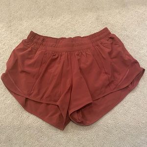 Lululemon Hotty Hot 2.5in Low Rise Size 6